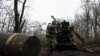 Артилерист із 3-ї оперативної бригади НГУ «Спартан» готується відкрити вогонь із самохідної гаубиці «Богдана», Донецька область, 6 квітня 2025 року