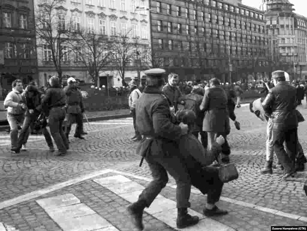 Полициялъ нахъе хъамулеб буго студентазул демонстрация. 