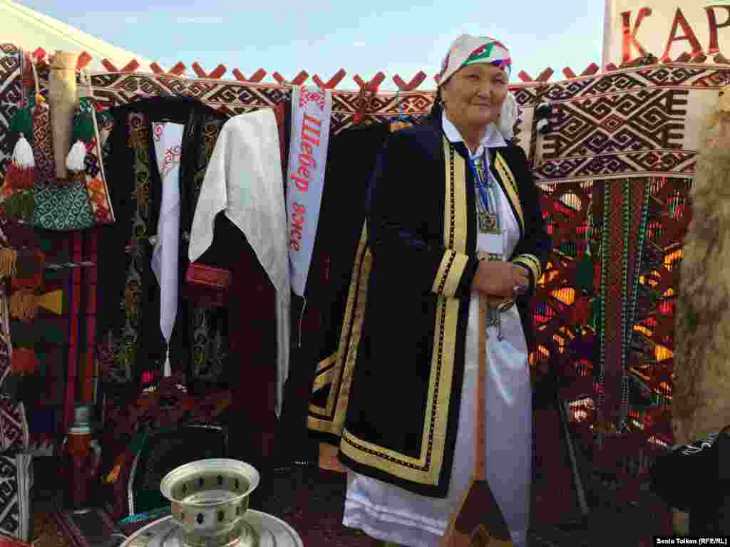 Рукодельница из села Бостан Каракиянского района Рысхан Мендибаева. 