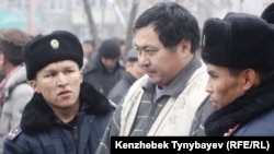 Kazakh opposition activist Ermek Narymbai (center) has been on hunger strike for 40 days. (file photo)