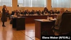 Теміртау тұрғыны Елена Варганова (сол жақта) экология мәселесіне арналған жиында сөйлеп тұр. Теміртау, 31 қазан 2019 жыл.