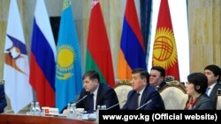 Олег Панкратов и Сооронбай Жээнбеков на саммите ЕАЭС, 7 марта 2017 года.