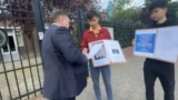 Kymbat Abeýyli we Taskyn Kudaýbergen Gazagystanyň Hollandiýadaky ilçihanasynyň ýanynda nägilelik bildirdi.