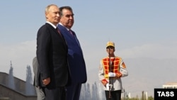 Russian President Vladimir Putin (left) and Tajik President Emomali Rahmon during a welcoming ceremony in Dushanbe on October 5.