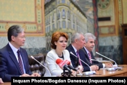 Florea Voinea (dreapta, plan îndepărtat), alături de ambasadorul Xu Feihong, primarul de Craiova Olguta Vasilescu, promovând investiții chineze