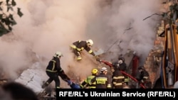 Supraviețuitorii atacului Rusiei asupra Kievului fac ordine în urma dezastrului 