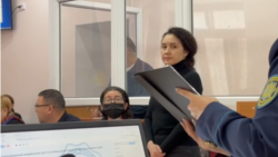"Бұрынғы күйеуін өлтіру үшін киллер жалдаған" деген айып тағылған Эльвира Еркебаева (оң жақта тұрған) мен онымен бірге сотталып жатқан Максим Кузнецовтың соты (видеодан скриншот)