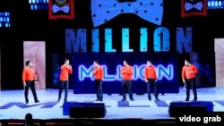 «Миллион» әзіл-сықақ клубы сахнада тұр. 