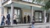 Пациенти пред Клиничкиот центар во Скопје 