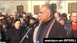 Րաֆֆի Հովհաննիսյանը բացօթյա ասուլիս է տալիս Ազատության հրապարակում, Երեւան, մարտ, 2013թ.