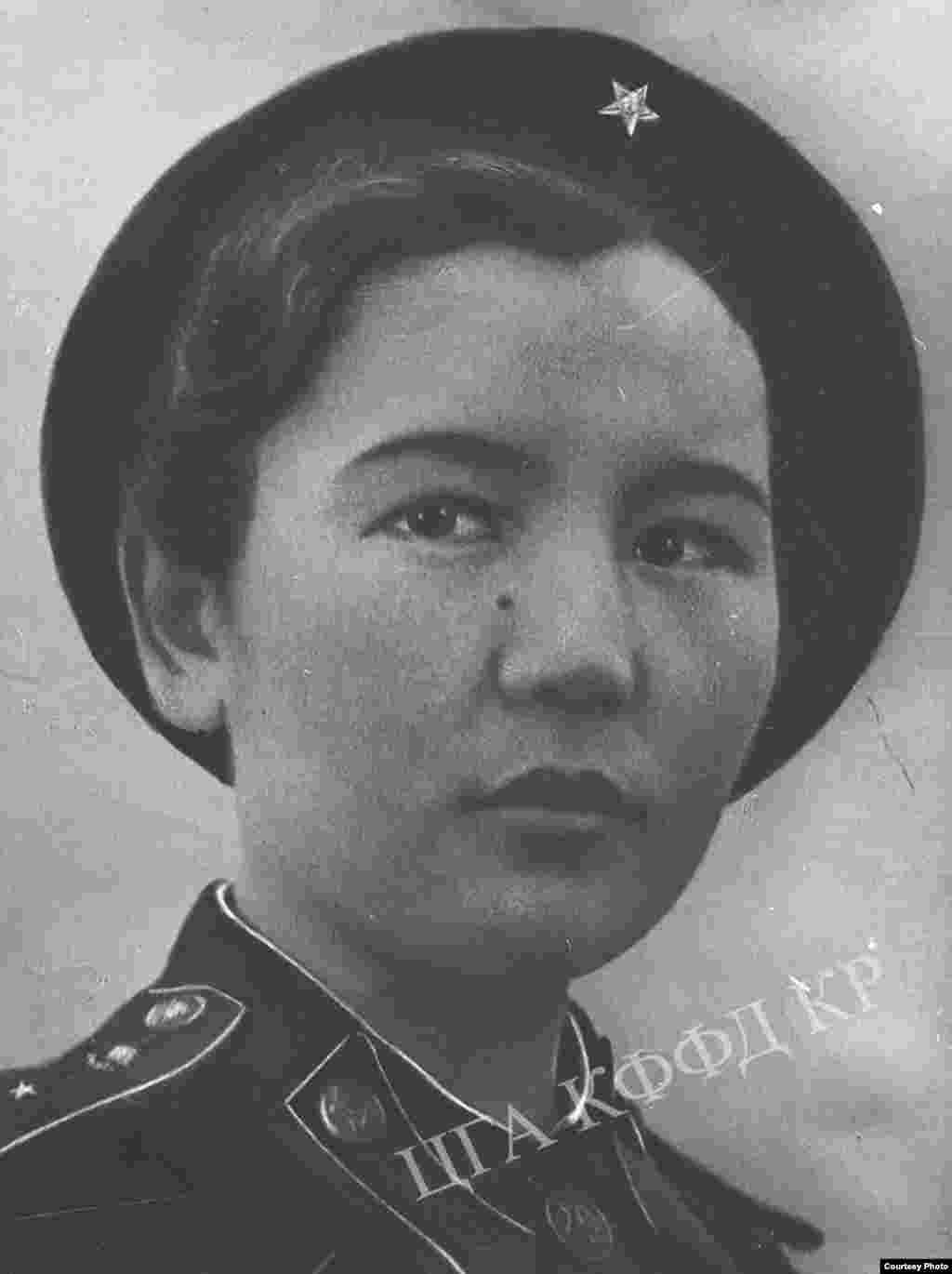 Рафа Айдарбекова, участница Великой Отечественной войны, старший лейтенант медицинской службы. Ленинградский фронт, 1942 год. 