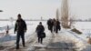 Өзбекстандын ичинде калып калган Кыргызстандын Барак эксклавынын тургундары. Ош облусу, Кара-суу району, 25-январь, 2013