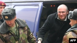 Під час доставки Михайла Ходорковського у приміщення суду. Москва, 4 березня 2009 р.