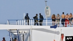 Pirati i posada na jednom od otetih brodova kod obale Somalije, oktobar 2008.