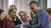 Dăncilă încearcă să-și convingă colegii de partid, dar și pe cei din fosta Coaliție de guvernare, să nu voteze moțiunea de cenzură care se dezbate joi. 