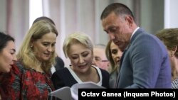 Dăncilă încearcă să-și convingă colegii de partid, dar și pe cei din fosta Coaliție de guvernare, să nu voteze moțiunea de cenzură care se dezbate joi. 