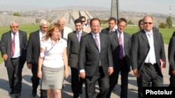 Armenia - French Socialist Party leader Francois Hollande (C) visits the Armenian Genocide Memorial in Yerevan, 06Sep2007.