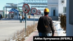 Кыргызстан самостоятельно перерабатывает 300-350 тысяч тонн нефти ежегодно. ГСМ экспортируется в Таджикистан и Узбекистан. Фото: НПЗ «Джунда» близ Кара-Балты.