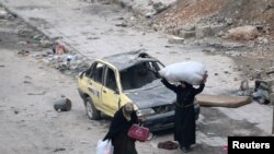 Siriýanyň ýarym weýran bolan Aleppo şäherindäki aýallar