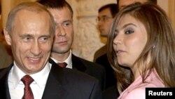 Predsjednik Vladimir Putin i gimnastičarka Alina Kabajeva na događaju u Kremlju 2004.