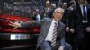 Predsednik Srbije Boris Tadić pozira ispred Fiata na sajmu automobila u Ženevi