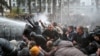 Poliția a utilizat tunuri de apă pentru a dispersa protestatarii care au blocat intrarea în parlamentul de la Tbilisi.&nbsp;
