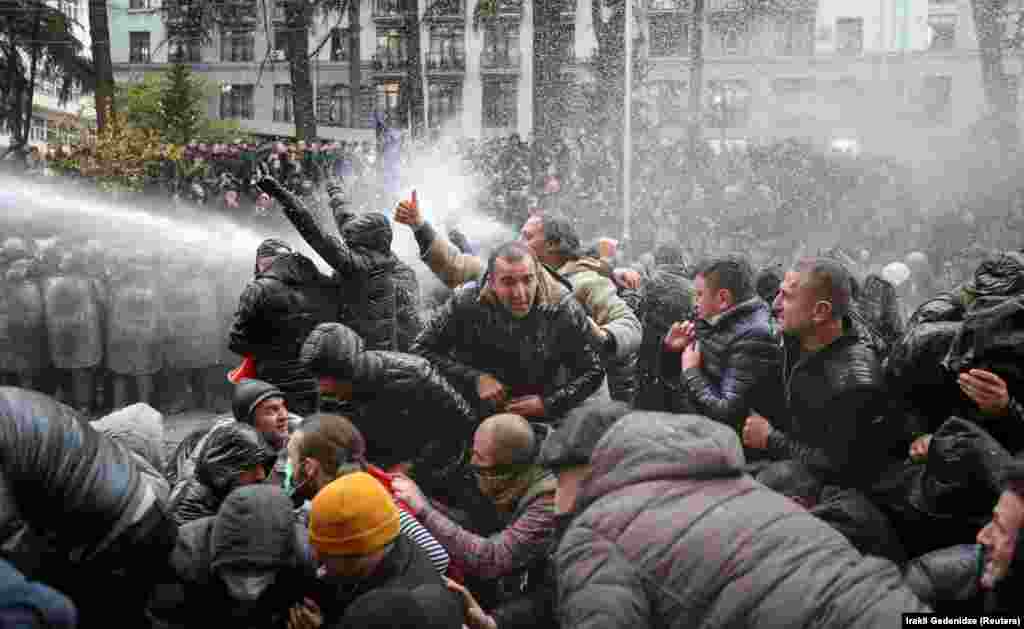 Poliția a utilizat tunuri de apă pentru a dispersa protestatarii care au blocat intrarea în parlamentul de la Tbilisi. 