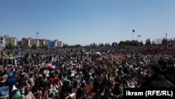 د کابل ښار غازي سټډیوم کې د افغانستان د ولسمشرۍ یو شمېر نوماندان او اعتراضیه غونډه