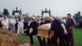 Похороны Довлатова на кладбище в Квинсе, Нью-Йорк. 1990. Гроб несут (слева направо) А. Генис, Р. Каплан, А. Батчан, П. Вайль. Из архива А. Гениса