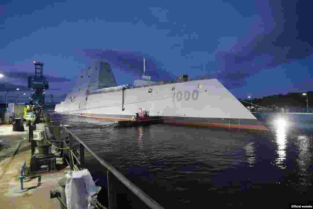 США спустили на воду надсучасний есмінець USS Zumwalt DDG 1000 цілком нового класу, здатний у майбутньому нести електромагнітні гармати і бойові лазери. Потужність есмінця становить 78 мегават (106 050 кінських сил). Фото зроблене на судобудівному заводі у м. Бат, штат Мен, 28 жовтня 2013 року (U.S. Navy photo courtesy of General Dynamics/Released)