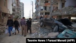 Residents look at the damage following a 7.3-magnitude earthquake in Sarpol-e Zahab in Iran's western province of Kermanshah on November 13