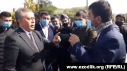 O‘zbekiston Bandlik va mehnat munosabatlari vaziri o‘rinbosari Bahodir Umrzoqov "Korean&Migrations" bandlik agentligidan jabr ko‘rganlar bilan uchrashuv chog‘ida - Toshkent, Mustaqillik maydoni, 28 - sentabr, 2020
