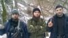 Доку Умаров позирует с двумя неизвестными боевиками