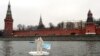 Активіст Greenpeace виступає проти буріння нафтових свердловин в Арктиці, Москва, квітень 2013 року
