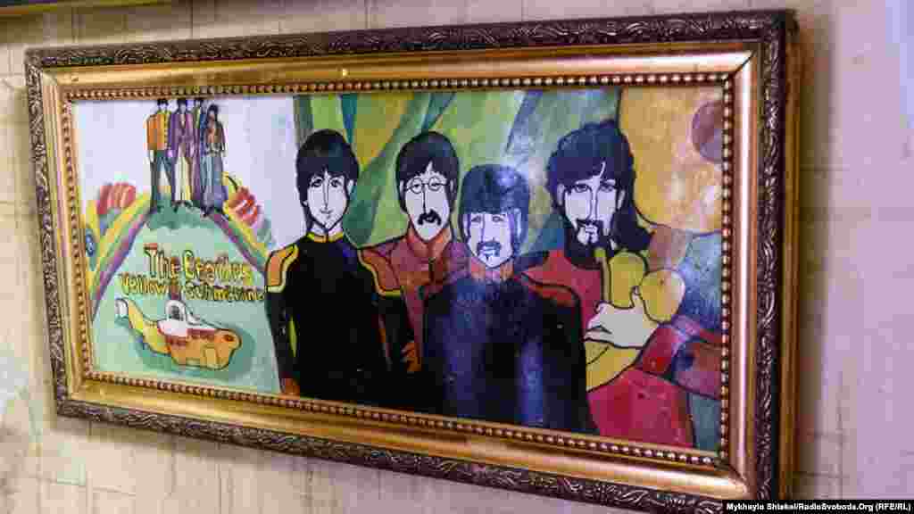 Картину із The Beatles і Жовтим підводним човном Тимур отримав в подарунок від художника Сергія Саєнка. На картині зображений гурт в стилі мультиплікаційного фільму «Жовтий підводний човен» (1968), де звучали пісні гурту. Мультфільм офіційно демонструвався в Радянському Союзі і для багатьох «бітломанів» став першою можливістю почути пісні «ліверпульської четвірки».