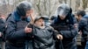 Русия полициясе Мәскәү мәхкәмәсе яныннан читтәрәк булганнарны да тоткарлый. 24 февраль 2014 