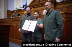 Президент Украины Владимир Зеленский, премьер-министр Денис Шмигаль и глава Верховной Рады Руслан Стефанчук на заседании парламента подписали совместное заявление о достижении полноценного членства в ЕС. Кив, 1 июля 2022 года