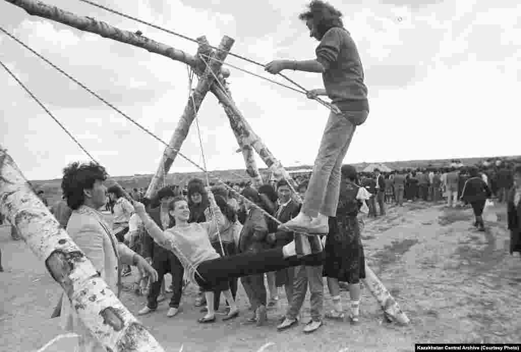 Караганда, 1988 год. Автор съемки: В. Петухов. Национальная казахская игра «Алтыбакан».