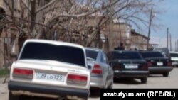 Մերուժան Մխոյանի տան մոտ