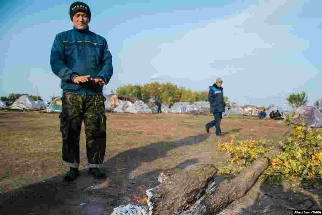 Трудовые мигранты из Узбекистана в палаточном городке в Самарской области России (граничит с Западно-Казахстанской областью) ждут, когда откроют границу с Казахстаном.