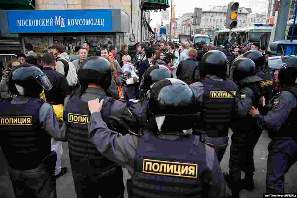 Полиция действовала по отработанному сценарию: стеной выдавливала всех с площади, сопротивлявшихся или скандирующих лозунги выхватывали по одному и несли в полицейский автобус.