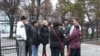 Студенты и их родители обсуждают скандал в Китае, собравшись перед зданием областной полиции. Талдыкорган, 25 марта 2009 года.