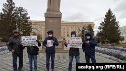 Оралдық белсенділер қаланың орталық алаңында тұр. 12 қараша 2020 жыл.