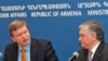 Շտեֆան Ֆյուլեն (ձ) եւ Էդվարդ Նալբանդյանը մամուլի ասուլիսում: Երեւան, 2010թ. 