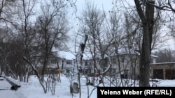 Детская площадка в одном из микрорайонов города Темиртау, где на нескольких домах виднеются свежие и уже закрашенные надписи о продаже наркотических веществ, 14 февраля 2018 года.