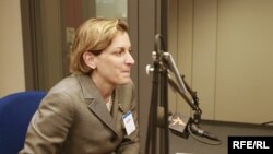 Anne Applebaum întervievată la Praga în studioul Europei Libere