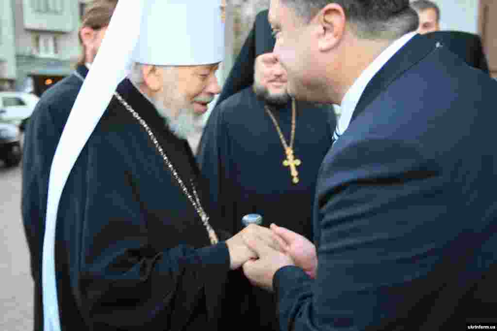 Петр Порошенко получает благословение митрополита Владимира, главы Украинской православной церкви Московского патриархата во время фестиваля православного кино "Покров-2007". Киев, 10 октября 2007 года