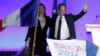 François Hollande își serbează victoria alături de Valerie Trierweiler, perechea sa, pe scena de la Tulle
