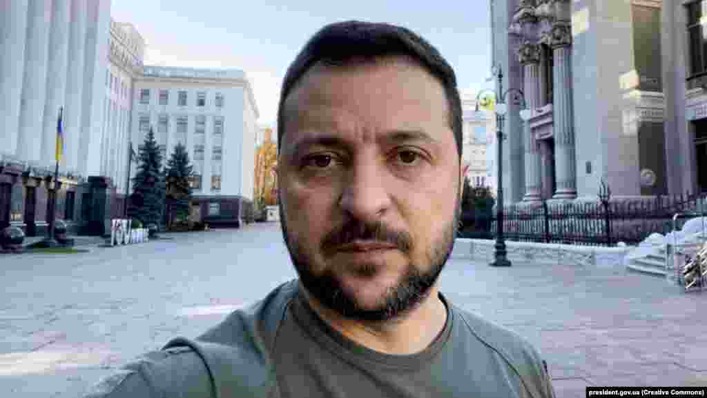 Президент Владимир Зеленский записал обращение прямо во время атак. На видео он находится под открытым небом в центре Киева. «Они хотят паники и хаоса, хотят уничтожить нашу энергосистему, — сказал он. — Враг хочет, чтобы мы испугались, чтобы люди побежали. Но бежать мы можем только вперед — и демонстрируем это на поле боя»