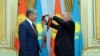 Президент Казахстана Нурсултан Назарбаев вручает орден президенту Кыргызстана Алмазбеку Атамбаеву (слева). Астана, 7 ноября 2014 года.